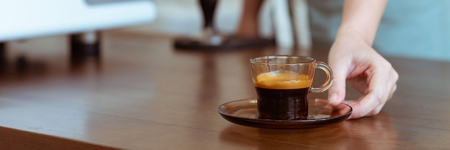 mano sirviendo un espresso